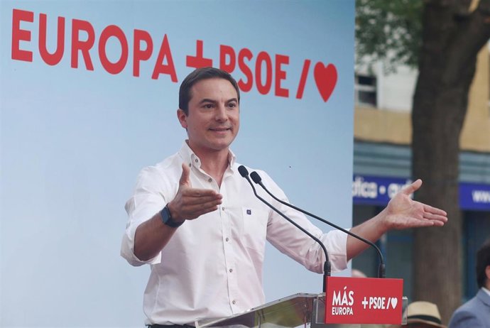 El portavoz del PSOE en la Asamblea, Juan Lobato, interviene durante un acto, en la Plaza Puerto Rubio, a 3 de junio de 2024, en Madrid (España). 