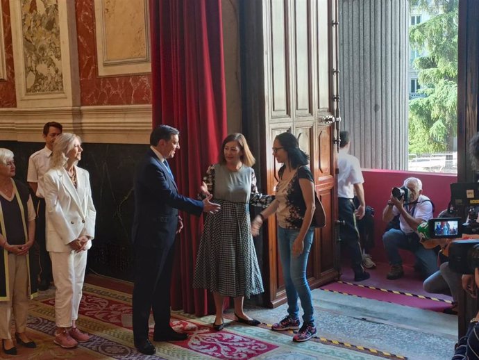 La presidenta del Congreso, Francina Armengol, y el vicepresidente segundo, José Antonio Bermúdez de Castro, reciben a Noelia, la primera visitante de estas Jornadas de Puertas Abiertas.