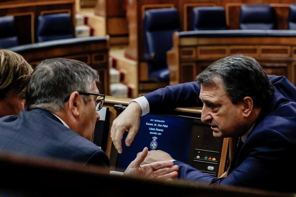 Archivo - El portavoz del PSOE en el Congreso de los Diputados, Patxi López (i) y el portavoz del PNV en el Congreso, Aitor Esteban (d), durante una sesión plenaria en el Congreso de los Diputados, a 24 de noviembre de 2022, en Madrid (España).