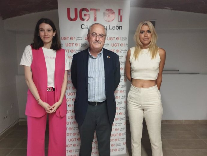 Belén Guirao (izda), Francisco Fonseca y Afra Blanco, en una jornada de solidaridad intergeneracional de UGT y el Instituto de Estudios Europeos de la UVA celebrada este viernes en Valladolid.