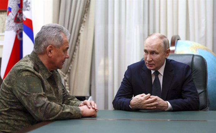 Archivo - November 9, 2023, Rostov-on-Don, Rostov Oblast, Russia: Russian President Vladimir Putin, right, is briefed by Defense Minister Sergei Shoigu, left, on the Ukraine invasion at the Southern Military District, November 9, 2023 in Rostov-on-Don, Ru