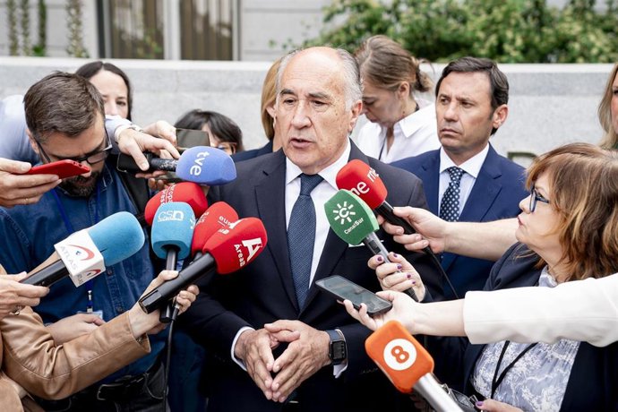 Archivo - El alcalde de Algeciras José Ignacio Landaluce, atiende a los medios de comunicación en una imagen de archivo. 