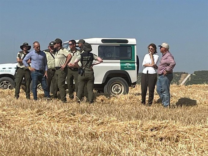 Martínez (2º izda.), en la visita a la finca de Santaella que colabora con el Programa de Seguimiento y Protección del Aguilucho Cenizo en la provincia de Córdoba.