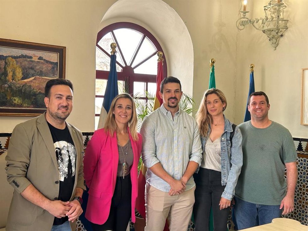 La alcaldesa, Ana Isabel Jiménez, y el presidente de la entidad musical, Manuel Alejandro Leal, han firmado un convenio de colaboración que beneficia especialmente el fomento la cultura para el global de la población y la educación musical para el secto