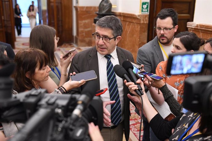 El portavoz del PSOE, Patxi López, atiende a los medios de comunicación durante una sesión plenaria, en el Congreso de los Diputados, a 28 de mayo de 2024, en Madrid (España).