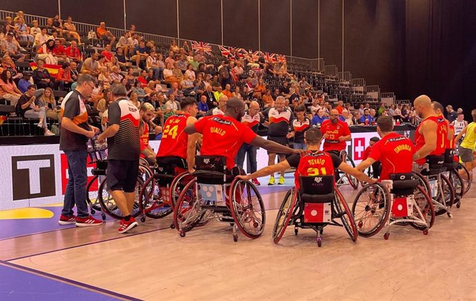 Archivo - La selección española masculina tras lograr plata en el Europeo de basket en silla