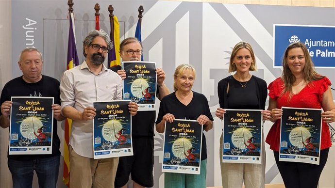 La presidenta de la Federación de Asociaciones de Vecinos de Palma, Maribel Alcázar, y la regidora de Participación Ciudadana del Ayuntamiento de Palma, Lourdes Roca, en la presentación de la Revetla de San Joan 2024.