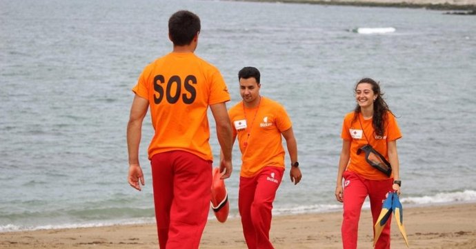 Archivo - Socorristas de Cruz Roja en una playa de Bizkaia.