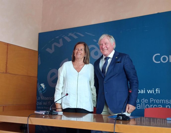 La directora insular de Turismo para la Oferta y la Calidad, Clara del Moral, y el conseller insular de Turismo, José Marcial Rodríguez.