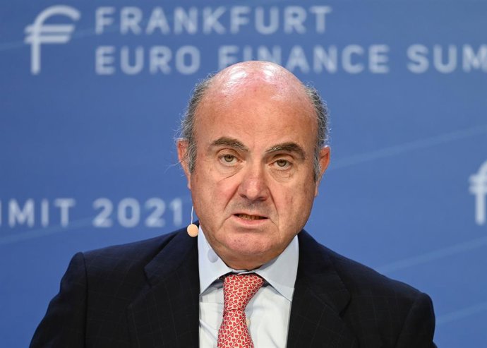 Archivo - FILED - 28 June 2021, Hesse, Frankfurt_Main: Luis de Guindos, Vice President of the European Central Bank (ECB), speaks during the financial conference "Frankfurt Euro Finance Summit 2021" at the Frankfurt Hilton Hotel. Photo: Arne Dedert/dpa