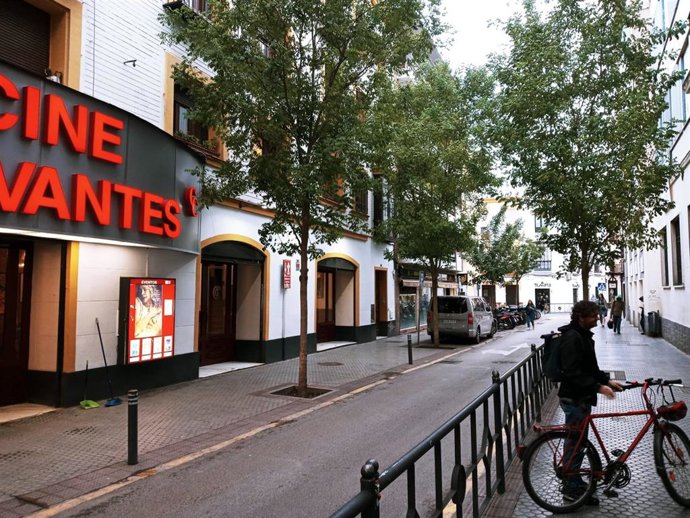 Archivo - Vista exterior del cine Cervantes en Sevilla. Imagen de archivo.
