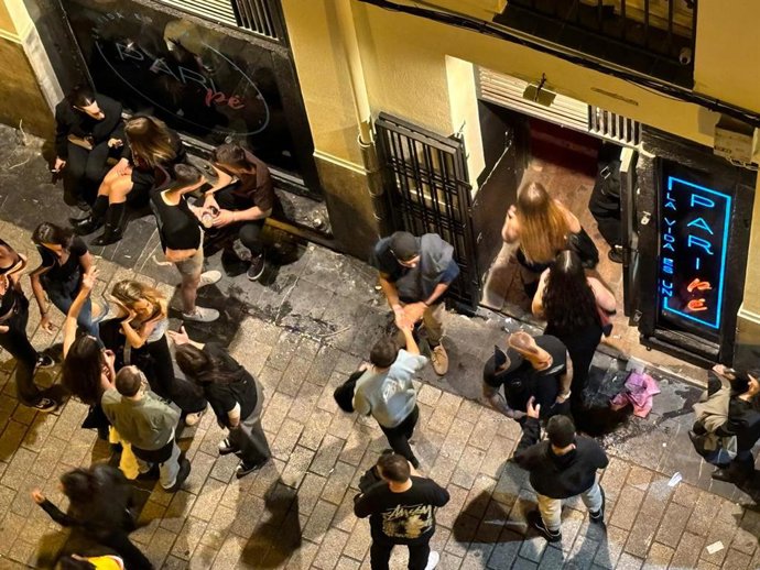 Imagen de gente en la calle en una zona de hostelería de Logroño.