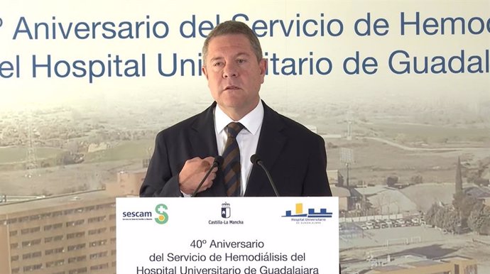 Emiliano García-Page durante el acto de 40 aniversario del servicio de hemodiálisis del Hospital de Guadalajara.