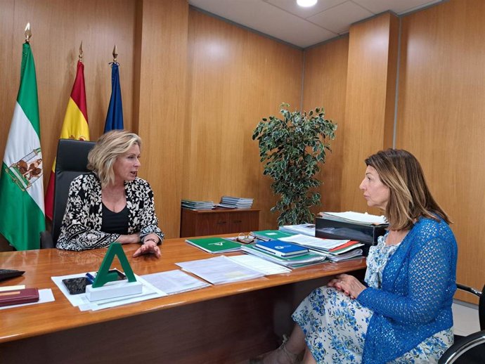 La delegada territorial y directora provincial del Servicio Andaluz de Empleo en Málaga, Carmen Sánchez Sierra, junto con la jefa del servicio de Formación, Cristina Guerrero