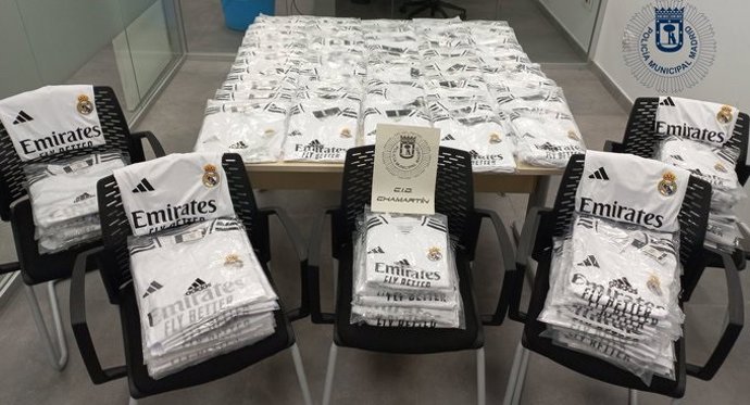 Requisadas 148 camisetas falsas del Real Madrid en los aledaños del Bernabéu