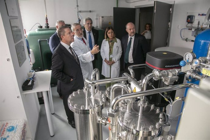 Visita del presidente de Castilla-La Mancha, Emiliano García-Page, al Hospital de Guadalajara con motivo del 40 aniversario del Servicio de Hemodiálisis.