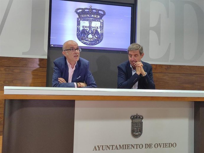 Los concejales socialistas en el Ayuntamiento de Oviedo Jorge García Monsalve y Carlos Fernández Llaneza