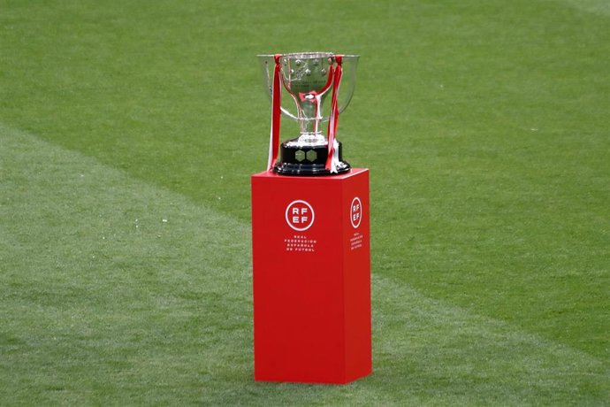Archivo - Imagen del trofeo de campeón de LaLiga EA Sports