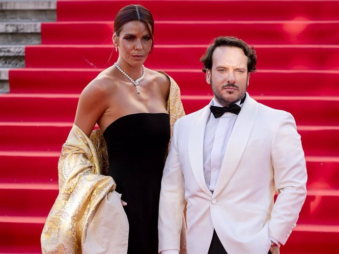 La influencer Laura Matamoros posa en la alfombra roja de la Primera edición de los Premios de la Academia de la Moda Española con el diseñador Fabio Encinar