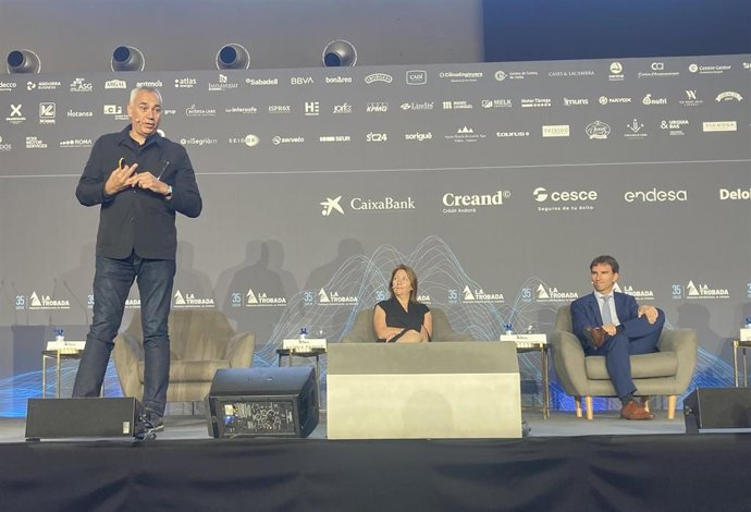 El presidente fundador de Kave Home, Francesc Julià; la directora de marketing del City Football Group, Núria Tarré, y el consejero de Saica, Javier Pérez de Mezquía, en la Trobada Empresarial al Pirineu