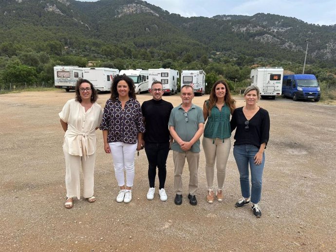 La portavoz socialista en el Consell, Catalina Cladera, y los portavoces del PSIB en Andratx, Toni Mir, Marina Cabrera y Enaitz Iñán, visitan el solar de la residencia municipal.