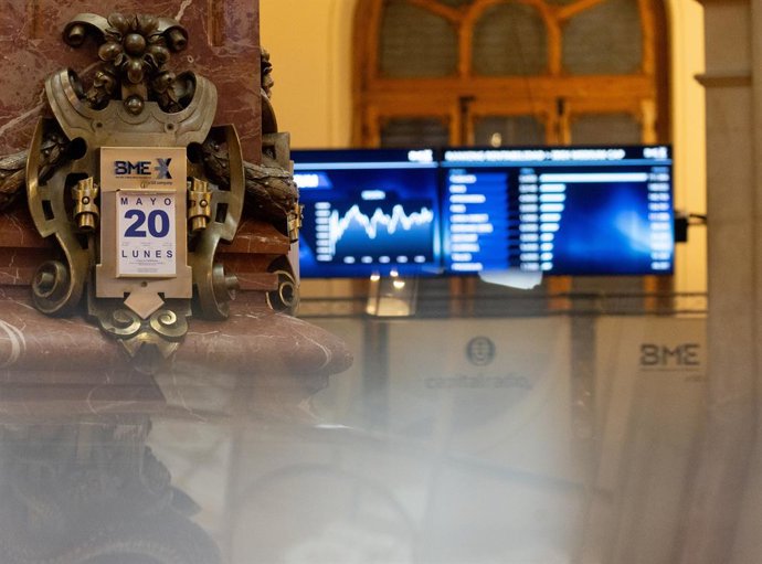 Calendario a día 20 de mayo, en el Palacio de la Bolsa, a 20 de mayo de 2024, en Madrid (España). El Ibex 35 cotizaba al alza en el tramo medio de la sesión, con una subida del 0,23% y colocándose en los 11.353,4 enteros, ante la falta de referencias ma
