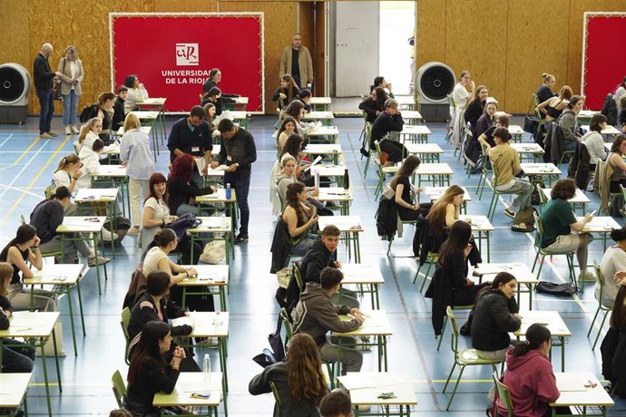 Estudiantes durante el primer día de las pruebas de la Evaluación del Bachillerato para el Acceso a la Universidad (EBAU), en el polideportivo de la Universidad de la Rioja.