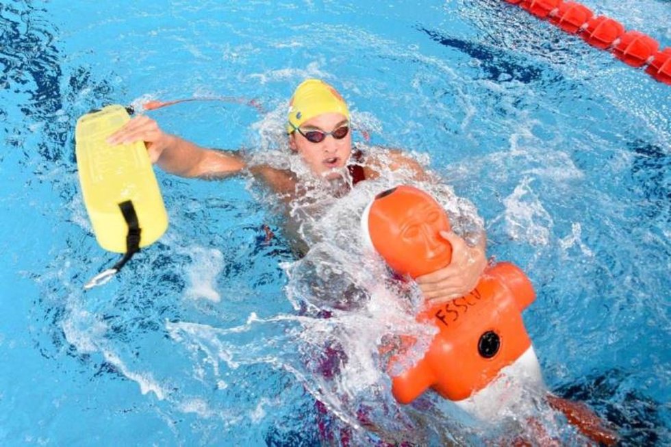 Archivo - Maniobra de las pruebas de 100 metros socorrista y 200 metros supersocorrista ejecutadas por un socorrista en el anterior Abierto Internacional celebrado en la Piscina Olímpica Municipal de Castelló en septiembre de 2020