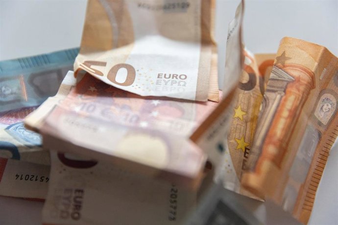 Archivo - Varios billetes en una mesa, a 9 de enero de 2024, en Madrid (España)