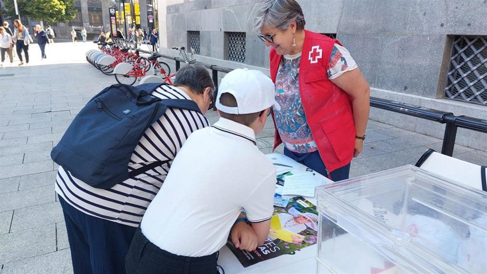 Uno de los stands de Cruz Roja está instalado en la plaza de España de Zaragoza.