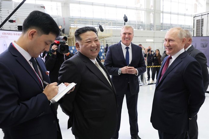 Archivo - 14 September 2023, Russia, Uglegorsk: Russian President Vladimir Putin (R) and North Korean leader Kim Jong-un visit the Vostochny Cosmodrome space launch centre outside the city of Uglegorsk, about 200 kilometers (125 miles) from the city of Bl