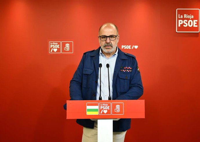 El diputado regional del PSOE, Miguel González de Legarra, en comparecencia de prensa