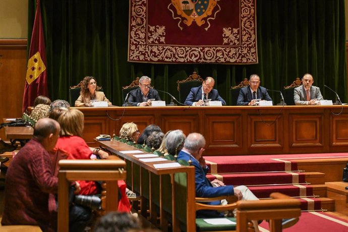 La directora xeral de Saúde Pública, Carmen Durán; el conselleiro de Sanidade, Antonio Gómez Caamaño; el rector de la USC, Antonio López; y el director de la nueva Cátedra sobre Salud Ambiental, Alberto Ruano.