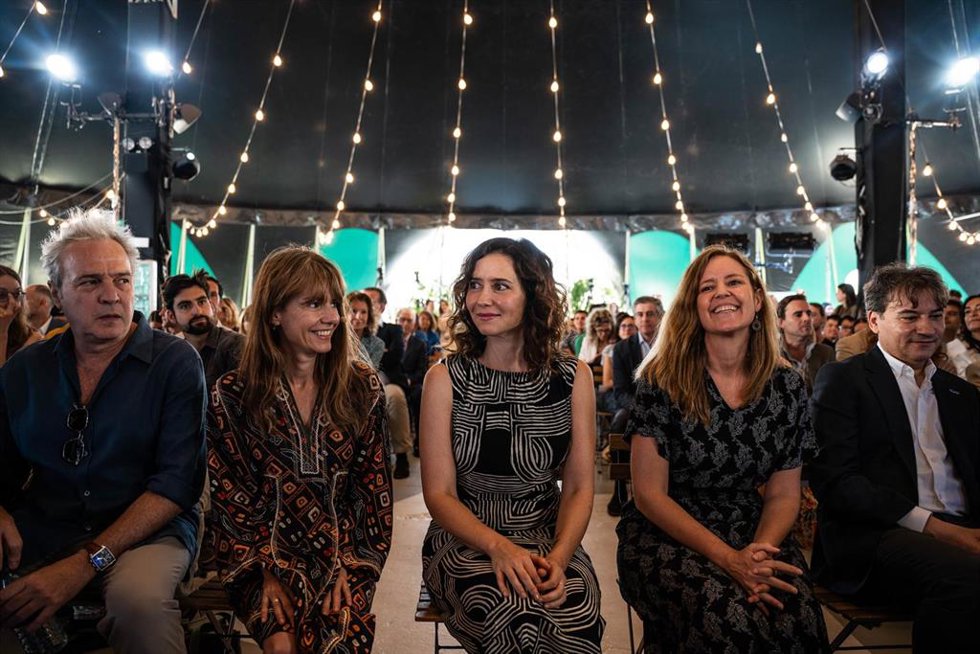 (I-D) David Summers; Almudena Martorell; Isabel Díaz Ayuso; Ana Dávila; y Luis Prendes