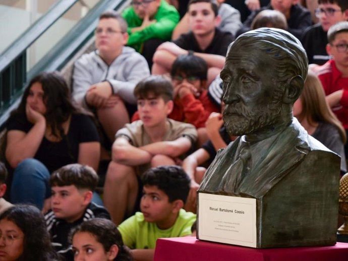 El busto de Bartolomé Cossío vuelve al instituto de Haro