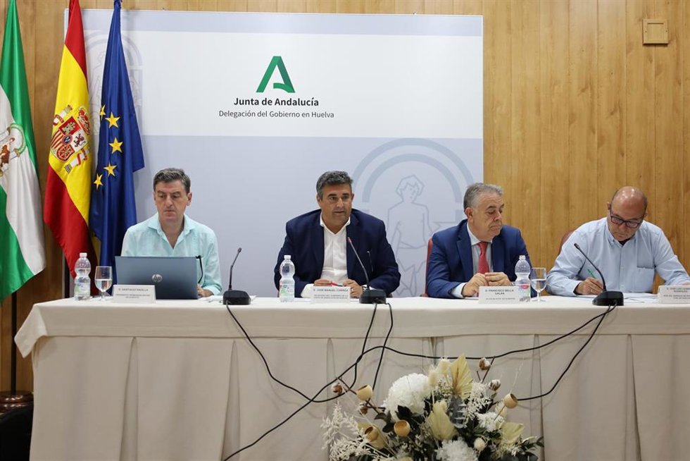 De izquierda a derecha: El presidente de la Hermandad Matriz, Santiago Padilla; el delegado de la Junta en Huelva, José Manuel Correa; y el alcalde de Almonte, Francisco Bella.