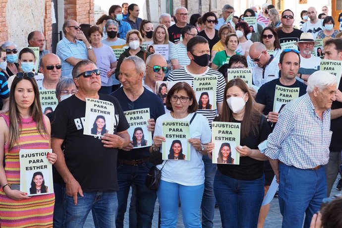 Archivo - Varias personas con fotos de Esther López durante una concentración ciudadana en su recuerdo, a 13 de mayo de 2022, en Traspinedo, Valladolid.