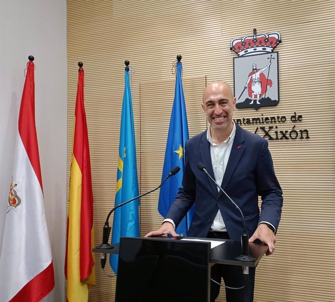 Rueda de prensa del presidente de Divertia Gijón, Óliver Suárez.