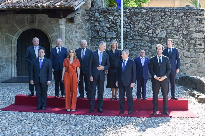 Foto de Familia de la entrega del Premio Calos V a Mario Draghi.