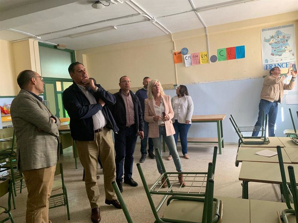 Archivo - El delegado de Desarrollo Educativo y FP, Francisco Alonso, visita el CEIP Dr. Guirao Gea de Vélez-Rubio (Almería) tras detectarse grietas en su interior.