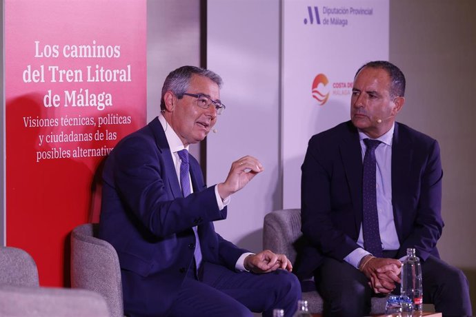 Francisco Salado durante su participación este viernes en el foro Los caminos del Tren Litoral. Visiones técnicas, políticas y ciudadanas de las posibles alternativas.
