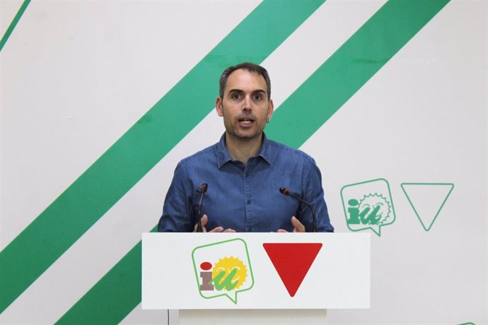 El coordinador general de IU Andalucía, Toni Valero, en rueda de prensa en Málaga.