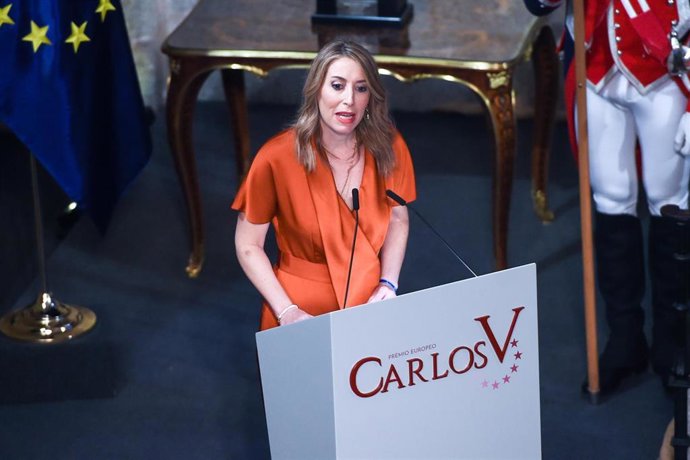 La presidenta de la Junta de Extremadura, María Guardiola, interviene durante el acto de entrega el Premio Europeo Carlos V a Mario Draghi