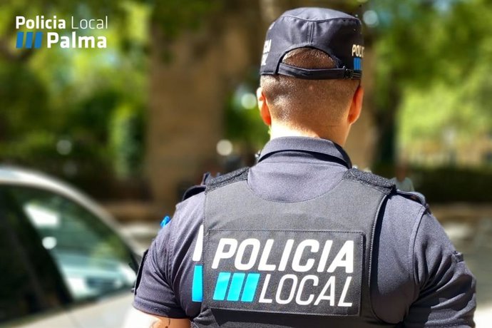 Un agente de la Policía Local de Palma, de espaldas.