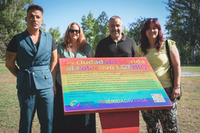 El pregonero José Manuel Barquilla 'Osiris' descubre la nueva placa junto a activistas del colectivo LGTBIQ