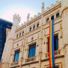 Foto de archivo. La fachada del Consell de Mallorca despliega la bandera LGTBI por el Día del Orgullo.