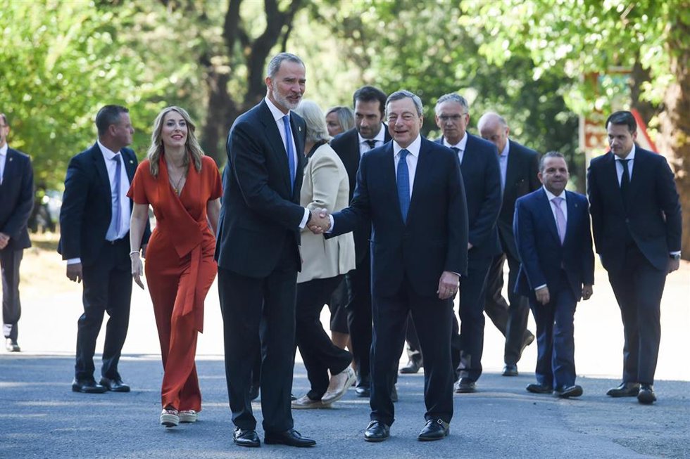 El Rey Felipe VI saluda al expresidente del Banco Central Europeo y expresidente del Consejo de Ministros de la República de Italia, Mario Draghi (d), a su llegada a la entrega el "Premio Europeo Carlos V" a Mario Draghi
