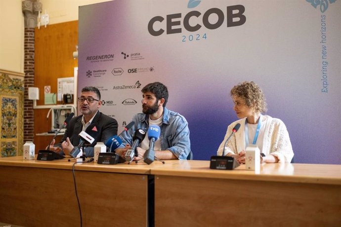 El director médico del UAOMI Cancer Center, Santiago Viteri, el jugador de baloncesto Ricky Rubio y la paciente María Lirio en la rueda de prensa del Cecob en Barcelona