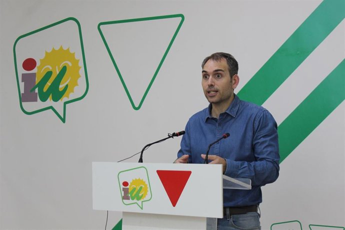 El coordinador general de IU Andalucía, Toni Valero, este viernes en una rueda de prensa en Málaga.