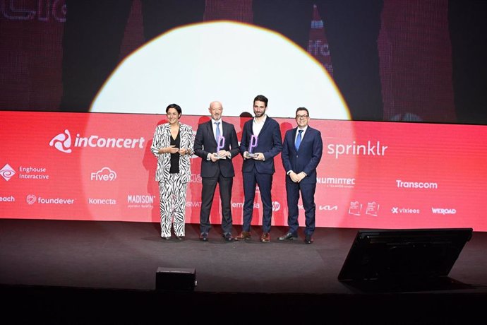 El director general de Ibercaja Connect, José Antonio Sebastián, y el jefe del área de Operaciones de Ibercaja Connect, Fernando de Santos, ambos en el centro, reciben el premio.